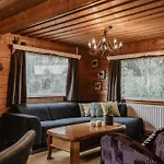 Casa de Férias Cosy And Romantic Forest House Met Sauna Op De Veluwe